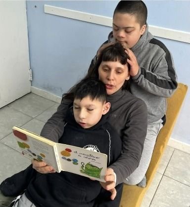 Familia compartiendo un momento de lectura en el CET