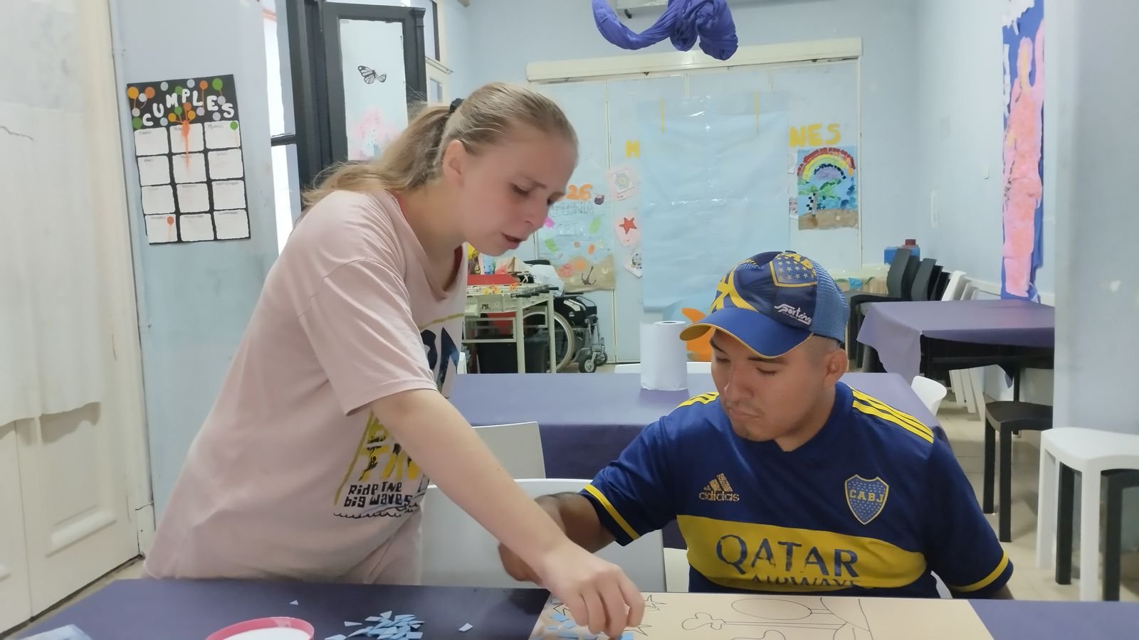 Acompañante trabajando junto a un concurrente en el Taller de Arte del CET Curapaligüe