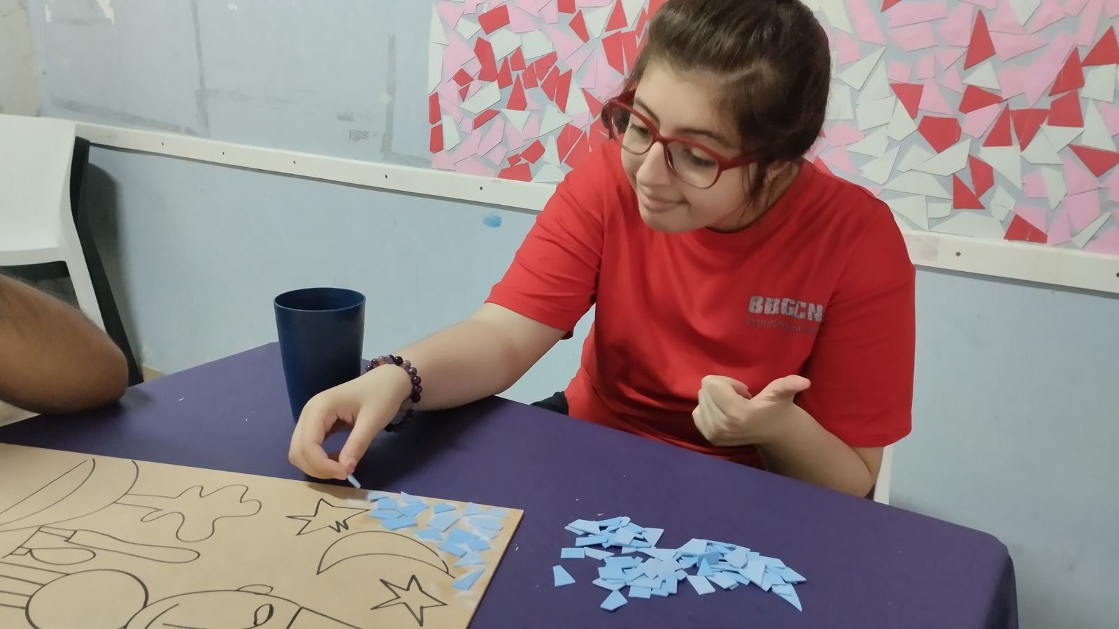 Concurrente realizando una actividad de mosaico en el Taller de Arte