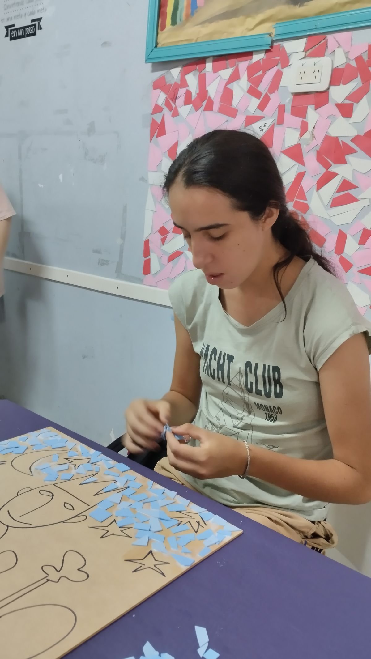 Concurrente pintando una obra en el Taller de Arte